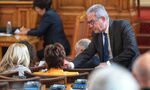 Депутатите задължиха по-големите фирми да плащат заплати само по банков път (обновена)