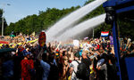 Фотогалерия: С водни оръдия и 2400 ареста срещу протест за климата край Хага