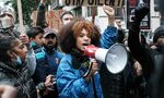 Над 40% от младежите по света не вярват в демокрацията и искат военно управление