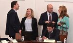 Въпреки критиките, поправките в конституцията продължават по план (хронология) Въпреки критиките, поправките в конституцията продължават по план (хронология)