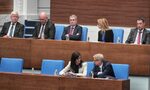 Дебатите по вота на недоверие преминаха без защита от ГЕРБ и ДПС за правителството (обобщение) Дебатите по вота на недоверие преминаха без защита от ГЕРБ и ДПС за правителството (обобщение)