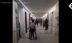 Моментът, в който израелско дете заложник се събра отново с баща си след освобождаване от"Хамас"