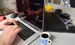 Макар да облекчава условията, правителството настоява дистанционната работа да е от фиксирана локация