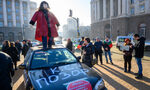 Запалена кола, димки и пиратки на протест на "Възраждане" срещу Конституционния съд Запалена кола, димки и пиратки на протест на "Възраждане" срещу Конституционния съд