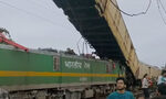 Товарен влак се блъсна в пътнически в Индия, най-малко 15 души загинаха (видео)