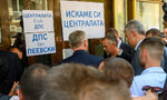 Лагерът на Доган си върна контрола над партийната централа и настоя за "ДПС без Пеевски" (обобщение) Лагерът на Доган си върна контрола над партийната централа и настоя за "ДПС без Пеевски" (обобщение)