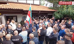 Пред "сараите" в "Бояна": Бареков говори с полицията в защита на Доган (видео)