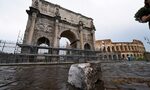 Снимка на деня: Мълния отчупи парче от Арката на Константин в Рим Снимка на деня: Мълния отчупи парче от Арката на Константин в Рим