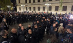 Фотогалерия: Протести под контрол преди второто представление на "Оръжията и човекът"