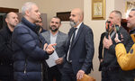 Костадин Костадинов и негови съпартийци нахлуха за саморазправа в кабинета на варненския кмет Костадин Костадинов и негови съпартийци нахлуха за саморазправа в кабинета на варненския кмет