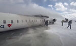 Видео показва как пасажерите излизат от обърналия се по гръб самолет в Торонто