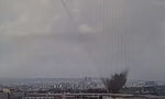Моментът, в който ракета, изстреляна от хутите в Йемен, пада край летището в Тел Авив (видео)