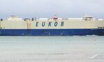 Гори товарен кораб с 3000 автомобила, изоставен край Аляска