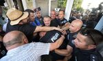Протест пред антикорупционната комисия прерасна в сблъсък с полицията