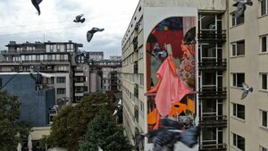 Снимка на деня: Стенописно изкуство облагородява грозни панелки