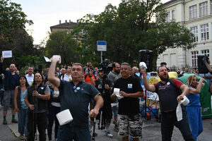 Снимка на деня: Тоалетна хартия полетя по сградата на МВР на протест срещу министър Митов