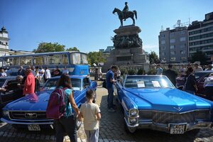 Фотогалерия: С авторетросалон в аванс започнаха проявите за Деня на София