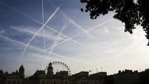 Белите следи от самолетите затоплят света повече от СО2