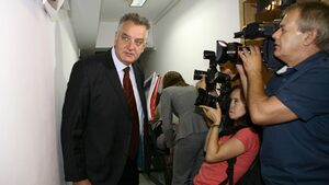 "Лукойл" хвърля целия си арсенал да протака делата за лицензите