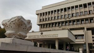 Трима бивши посланици окончателно осъдиха Външно министерство