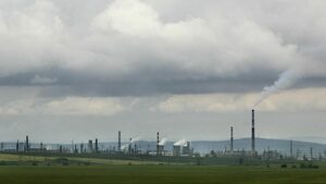 Митниците върнаха лиценза на "Нефтохим", за "Росенец"  се чака до дни