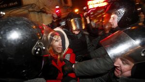 Сблъсъци и арести на стотици протестиращи в Русия