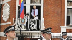 Асандж е заплашвал със съд заради документален филм за WikiLeaks