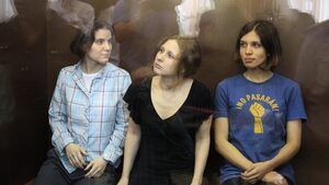 Йоко Оно връчва на Pussy Riot награда за мир на името на Джон Ленън