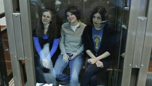 Една от членките на Pussy Riot уволни адвоката си, съдът отложи обжалването