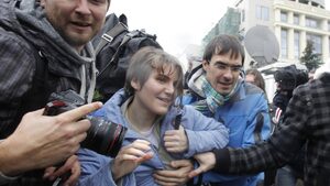 Руският съд освободи едната от Pussy Riot, но остави другите две зад решетките