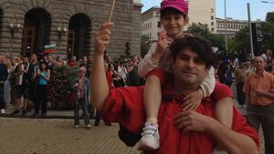 Децата и протестите: кой разхвърля боклука по земята