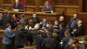 Видео: Сбиване в парламента в Киев