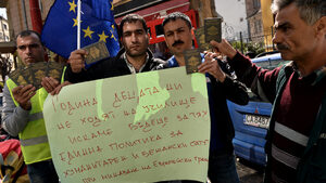Хората от село Розово протестират пред къща с бежанци