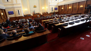 Рокади в кабинета и парламента заради избраните за евродепутати