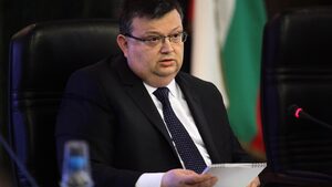 Във взривения "Миджур" е имало много повече мини, отколкото капацитетът му позволява, каза Цацаров