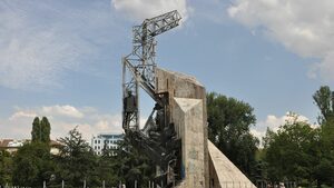 Паметникът пред НДК отива в историята
