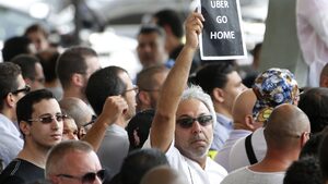 Uber спря спорната си услуга в Париж като "мирен жест"