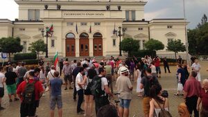 Протестът срещу Мая Манолова спря движението пред парламента
