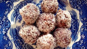 Сурови бонбони с орехи и боровинки