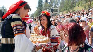 Фотогалерия: Корнелия Нинова - между тютюна, наводненията и жълтите павета