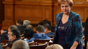 След дебати в предизборен стил депутатите не приеха 300 лева минимална пенсия