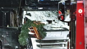 Камион се вряза в коледен пазар в Берлин, жертвите са 12 и има 48 ранени (обобщение, видео)