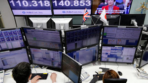 Британският паунд загуби 2% от резултатите на Мей