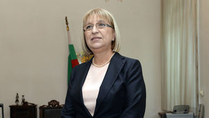 Юристи искат оставката на Цецка Цачева