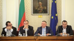 Четири въпроса и оглушителна тишина, или симулацията "изслушване" за съдебния съвет в парламента