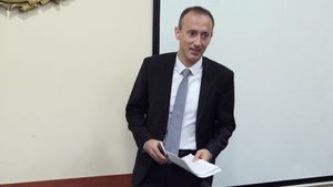 Министърът предупредил училищата да не приемат подаръци от издателствата