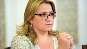 БСП пита каква е ролята на козметично студио в обществената поръчка за Търговския регистър