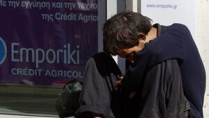 Отлив от лявото и все по-надясно: Младите гърци са гневни
