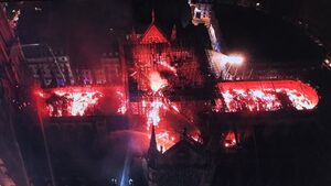 Пожарът в "Нотр Дам" е овладян, но "ще продължи с дни"