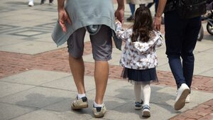 Детето има право на грешки, рискове... и родител, който не го пази от всички неравности